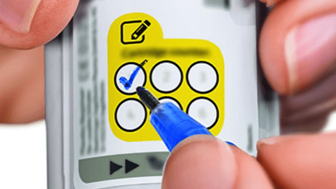 3. Marcați cartuşul și puneți înapoi baza transparentă